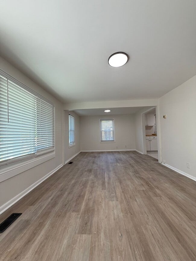 Building Photo - Remodeled 3BD/ 2Bath