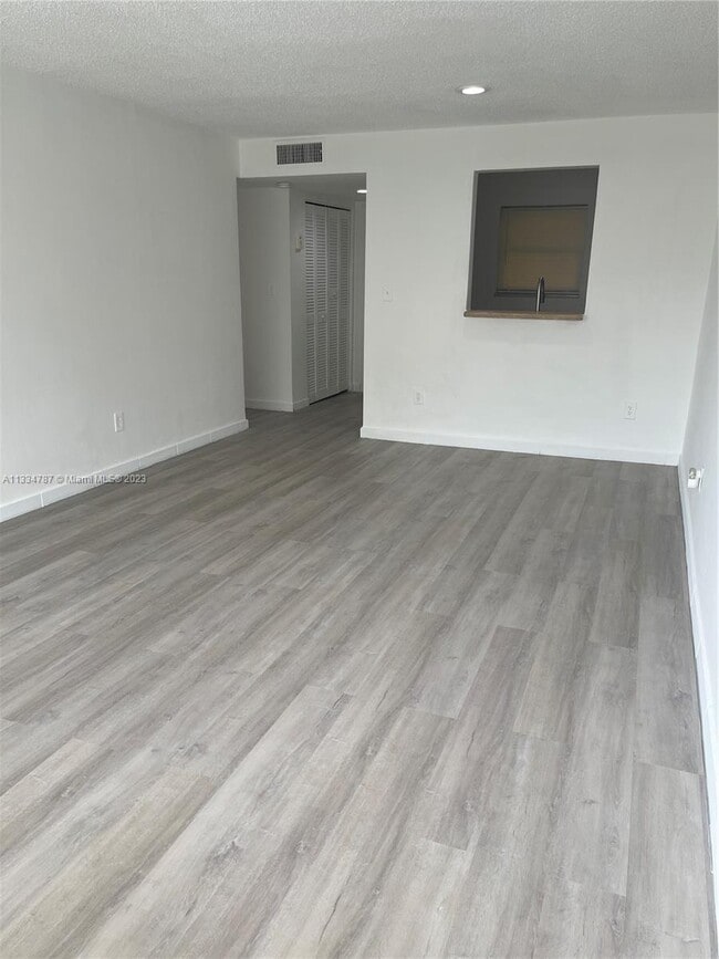 Building Photo - 300 NE 125th St