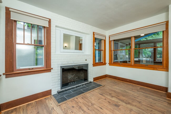Building Photo - 822 7th St