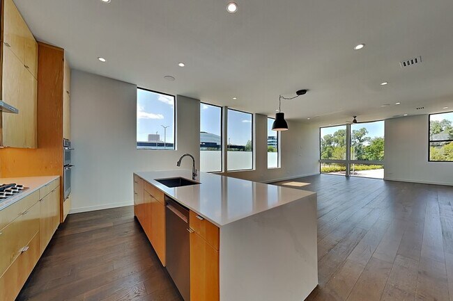 Building Photo - 103 Forest Star Dr