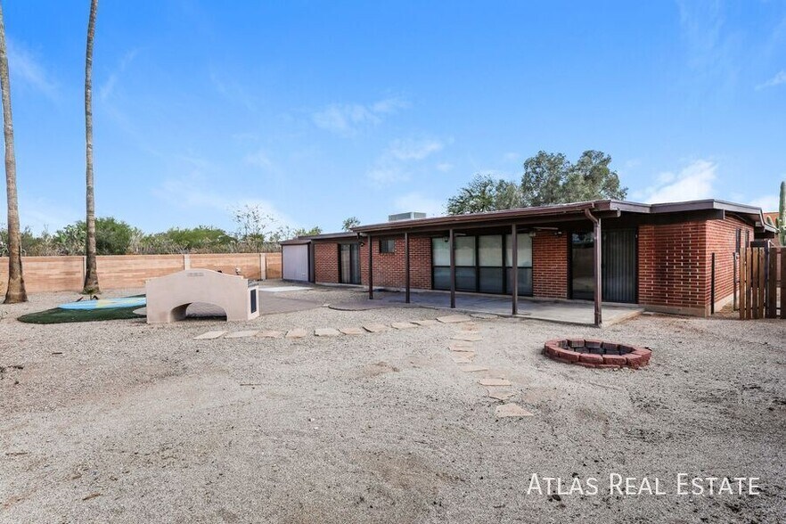 Building Photo - 1002 S Seco Pl