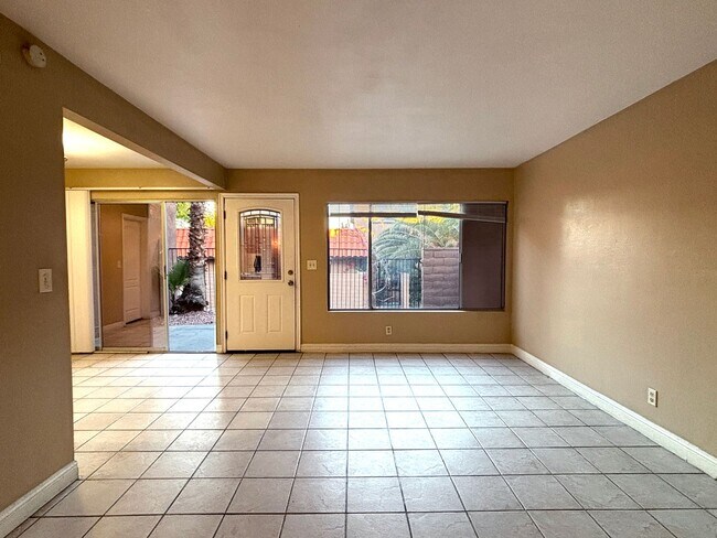 Building Photo - 2 Bedroom / 2 bath townhouse with 1 car garage