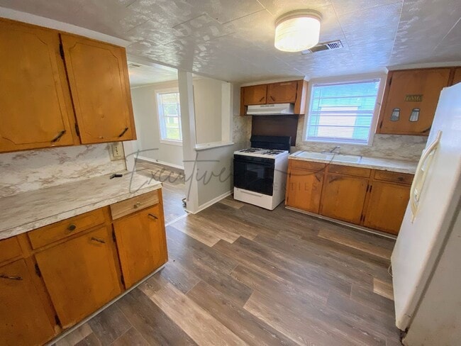 Building Photo - Simple & Comfortable 2 Bedroom Home in Iowa, LA with Large Yard & Shed