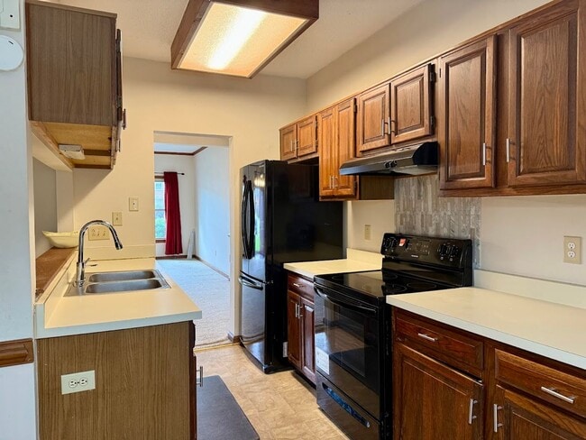Building Photo - Stunning 3-bedroom Townhome in Heart of Vi...