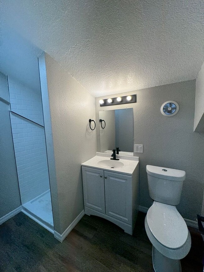 Building Photo - Renovated 2 bedroom, 2 bathroom duplex in ...
