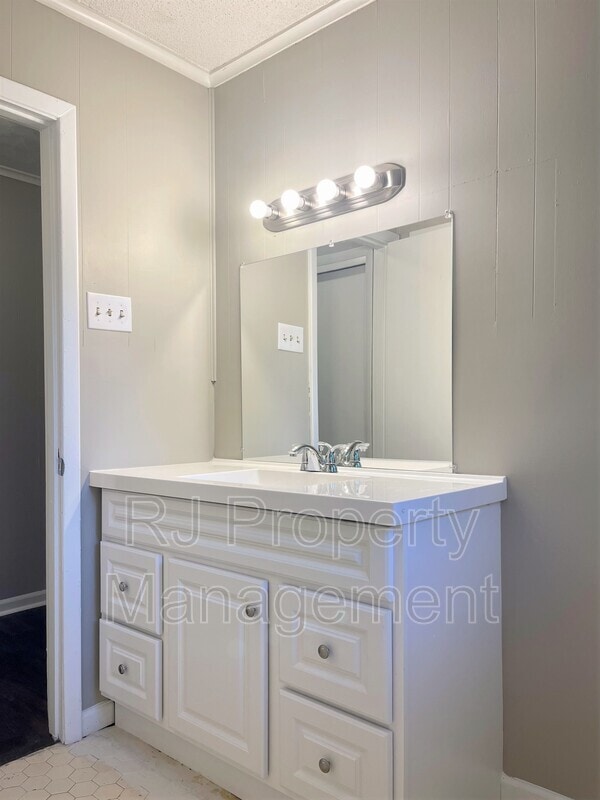 Building Photo - 3641 Bishops Bridge Rd