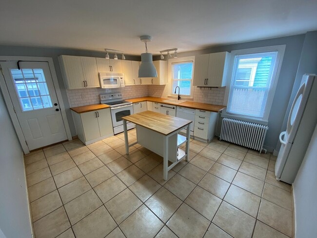 Building Photo - 60 William St