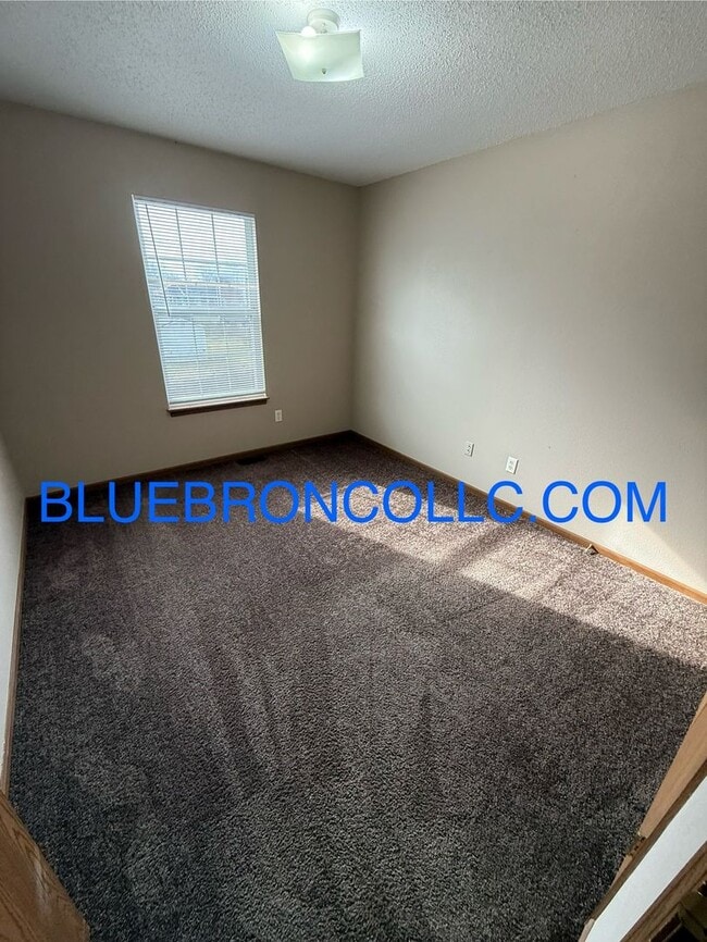 Building Photo - Lovely 2 bedroom townhome in Peculiar