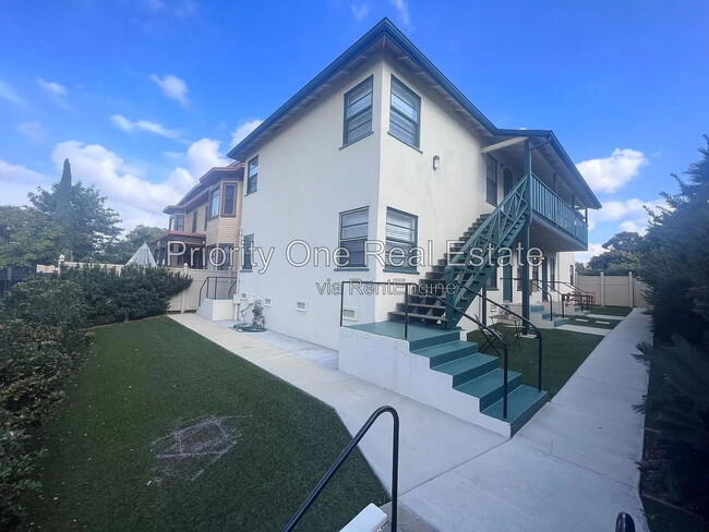 Building Photo - 427 20th St