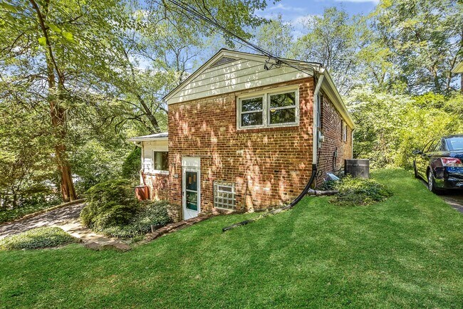Building Photo - 3 Bed 2 Bath - Takoma Park Split Level - 1...