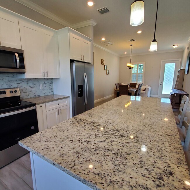 Building Photo - 2161 SE Sunflower St