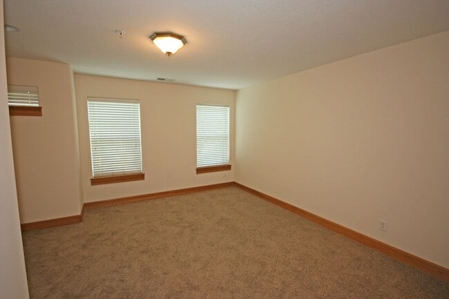 Building Photo - 3 bedroom 3.5 bath town home