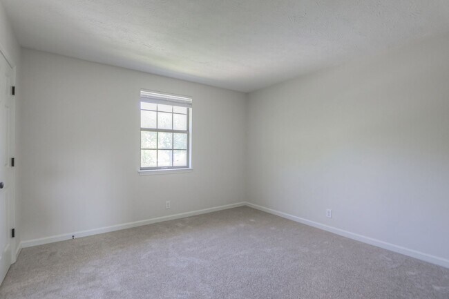 Building Photo - Renovated Home in Nashville near Nipper's Corner