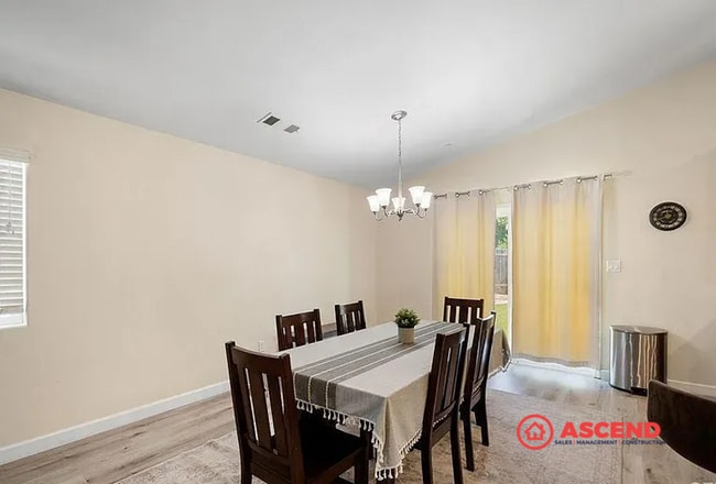 Building Photo - Lovely 4 Bedroom Home in Campus Park Area!