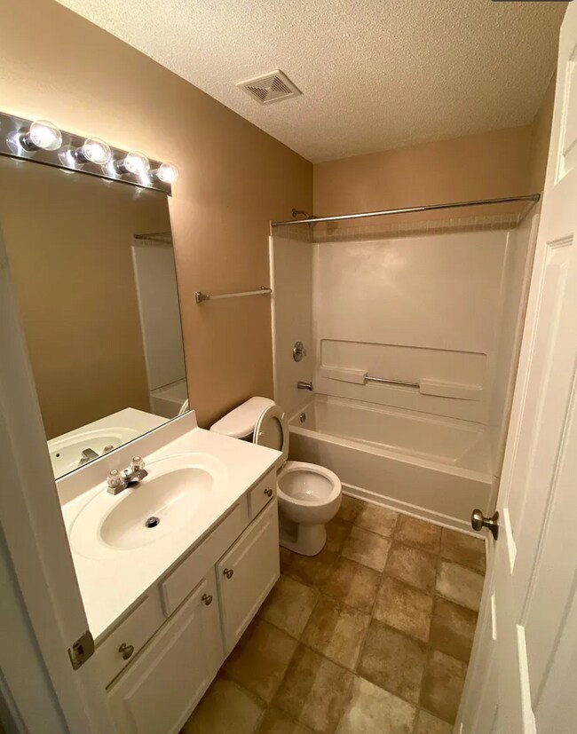 Building Photo - 4190 Royal Regency Cir NW