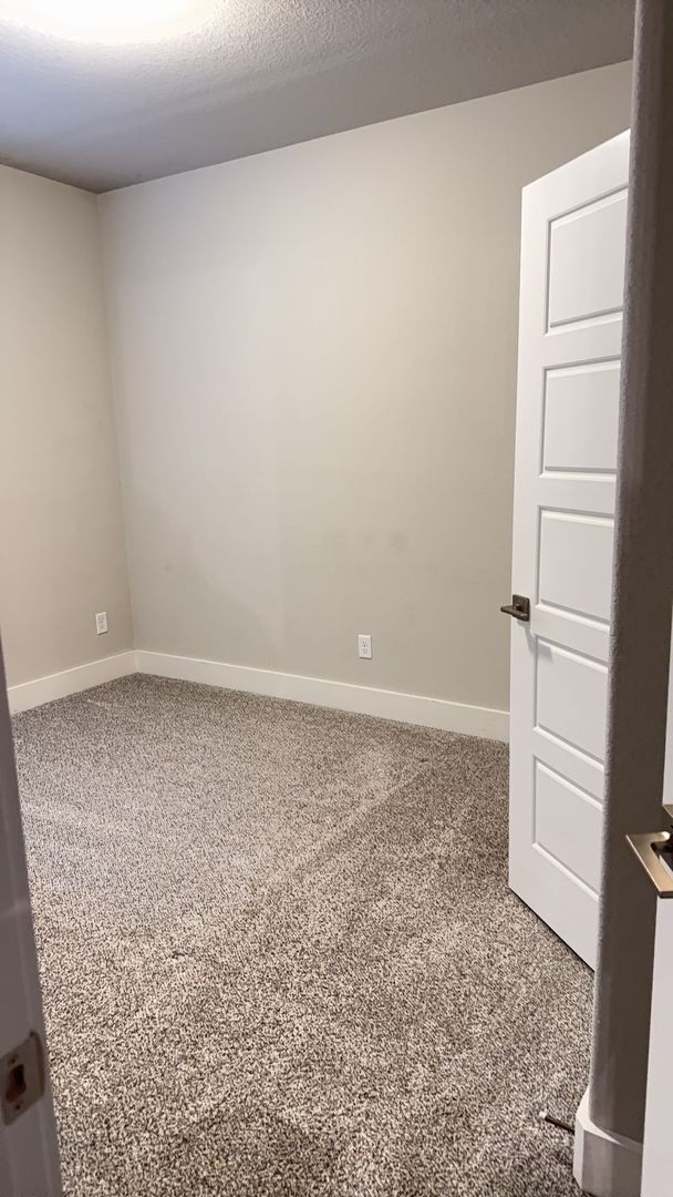 Building Photo - 3/2/2 MOVE IN SPECIALS -Great Location -