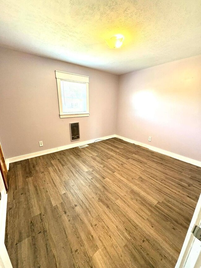 Building Photo - Comfortable Living and Space to Relax!