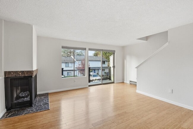 Building Photo - 2Bd/1.5Ba Bellevue Townhouse