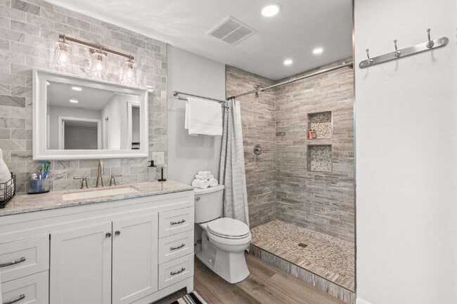 Building Photo - "Charming 3-Bedroom, 2.5-Bath Home Now Ava...