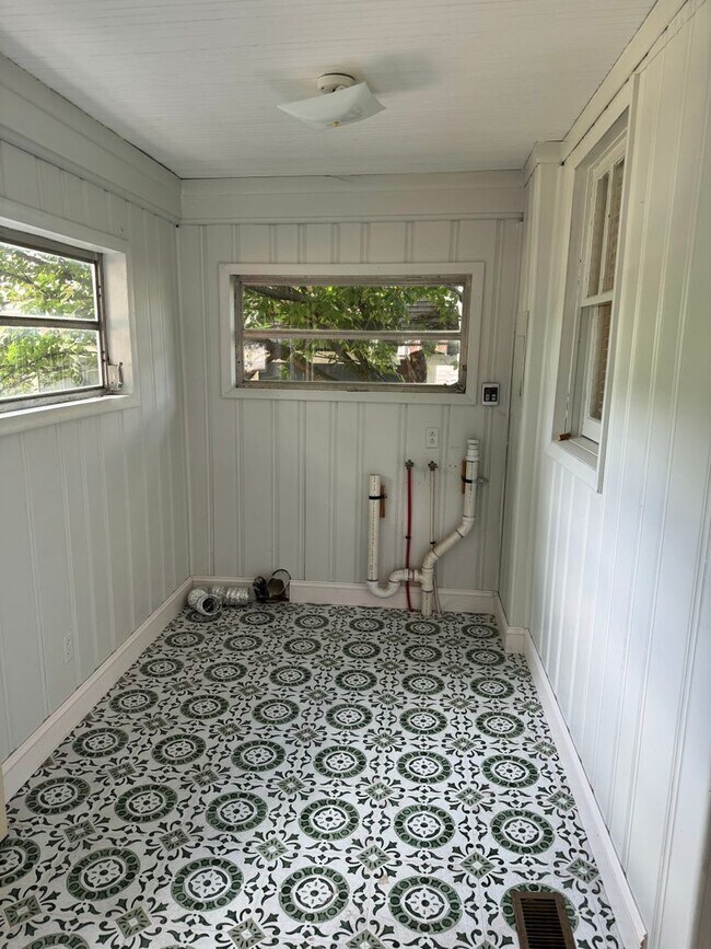 Building Photo - Cute Bungalow Near NC State Fairgrounds - ...