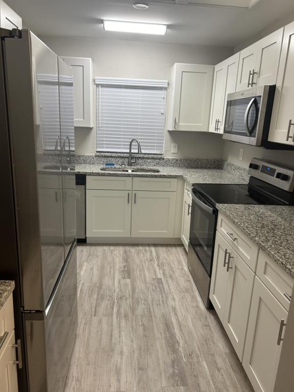 Building Photo - 216 Glenview Blvd