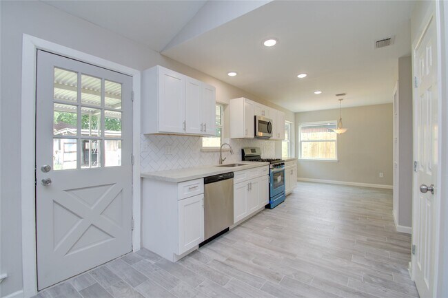 Building Photo - 7902 La Roche Ln