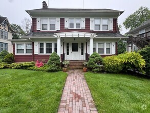 Building Photo - 5 bedrooms, 2.5 bathrooms