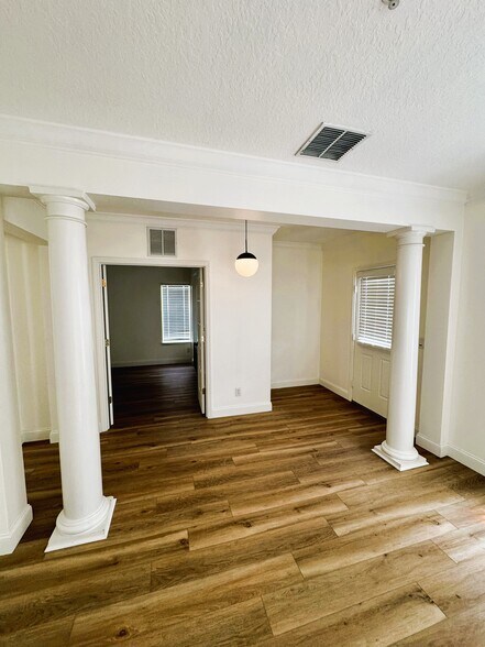 Foyer - 1542 Almond Avenue