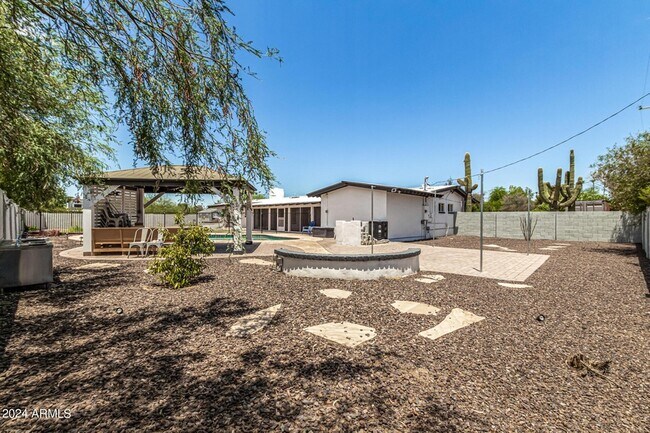 Building Photo - 7667 E Cactus Rd