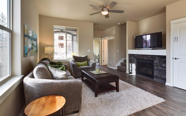 Building Photo - Stunning 3 Bed Home - Fenced Yard, Community Amenities & Pool!