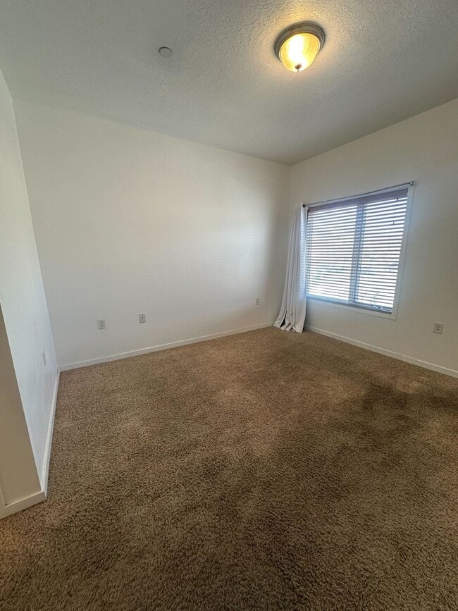 Building Photo - Gorgeous Condo!