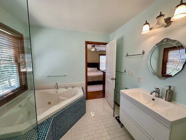 Building Photo - Stunning Running Y Ridge Home with Lake Views – Furnished or Unfurnished!