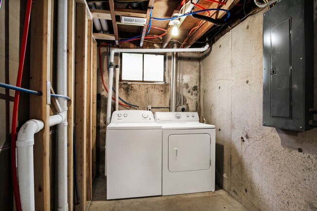 Building Photo - 1801 Elaine Dr