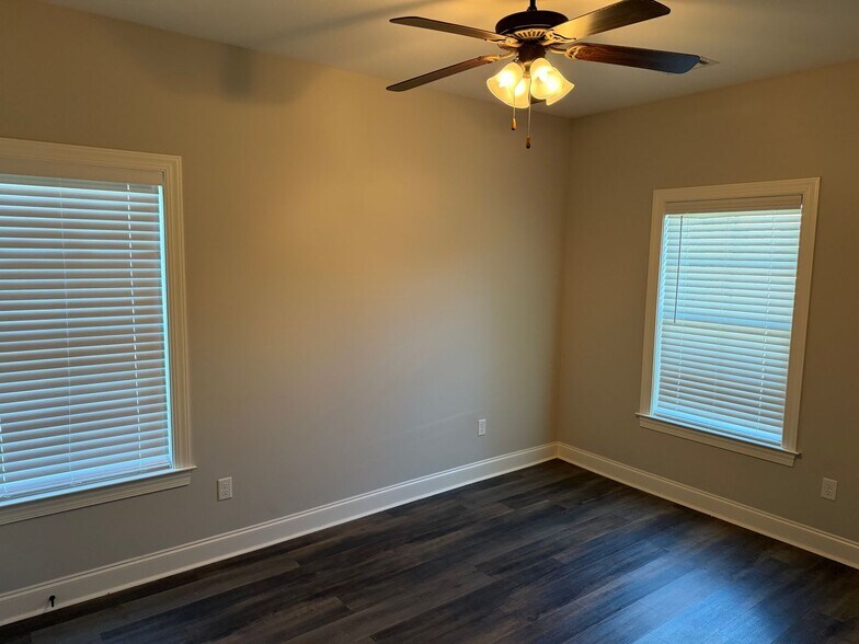 Building Photo - End Unit 3 Bedroom Townhome in Auburn