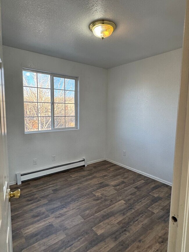 Building Photo - 481 1/2 Tracy Dr