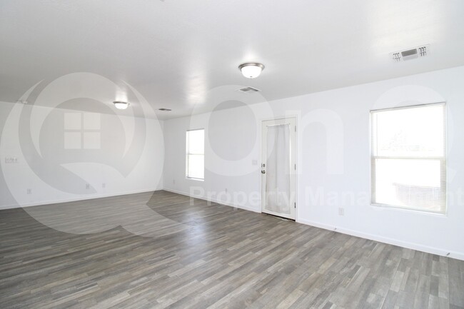 Building Photo - 822 N Navajo Ln