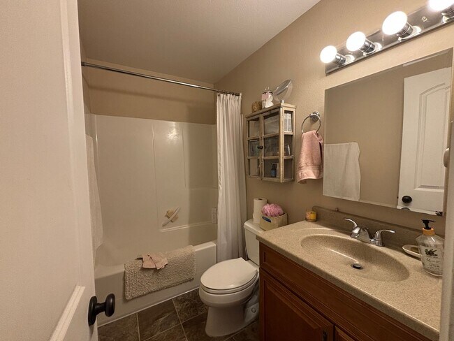Building Photo - 2 Bed/1 Bath with River Views! Riviera Rid...