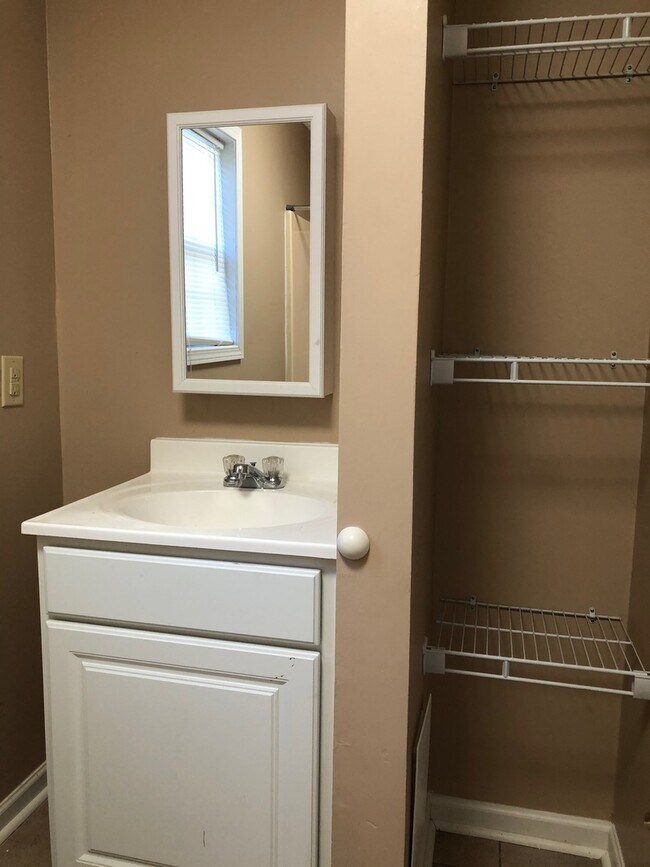 Building Photo - 501 N Bradford Ave