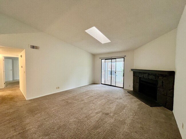 Building Photo - Nice 2 bed 2 bath second floor unit near Buckley Air Force base!