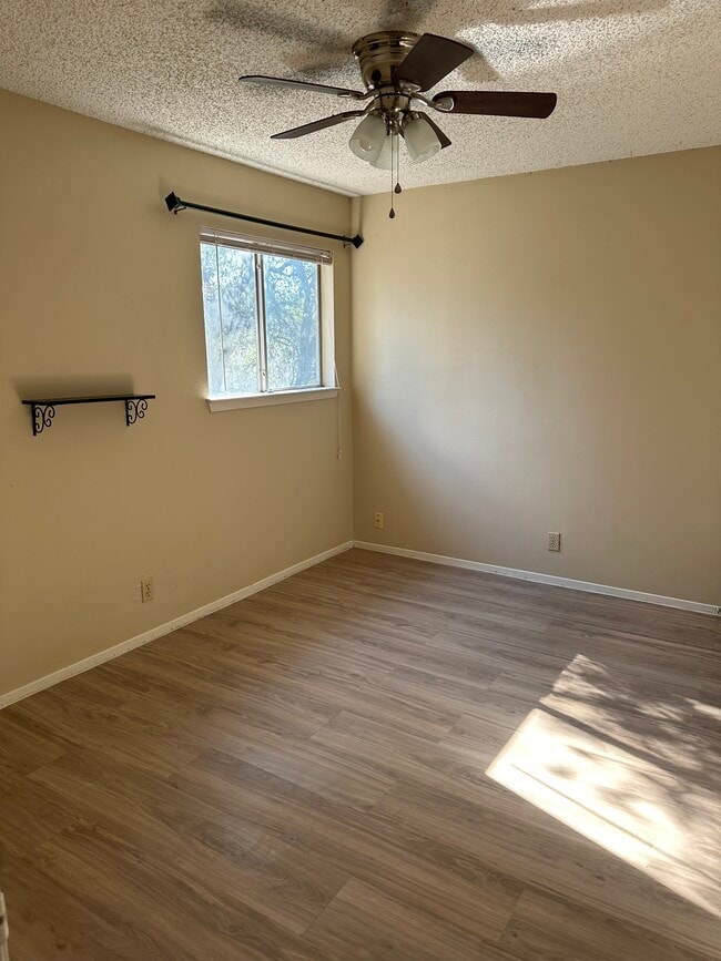 Building Photo - 12609 Tree Line Dr