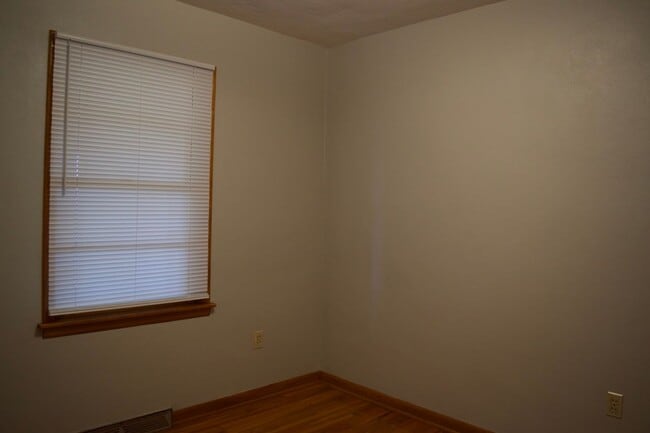 Building Photo - 3 Bedroom House Next To Columbia Regional ...