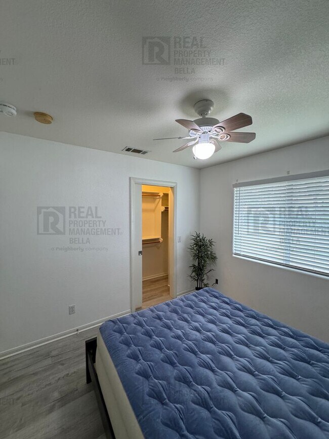 Building Photo - $750 MOVE-IN SPECIAL DISCOUNT AVAILABLE! Luxury Living Awaits: Stunning 4-Bedroom Cul-de-Sac Retr...
