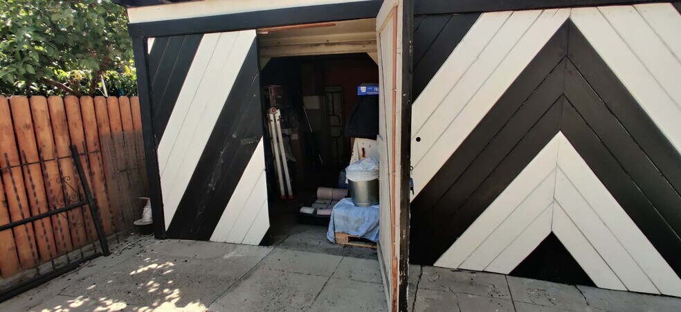 Building Photo - 1005 1/2 Calzona St