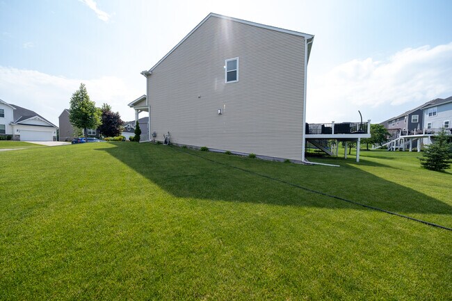 Building Photo - 5570 Queensland Ln N