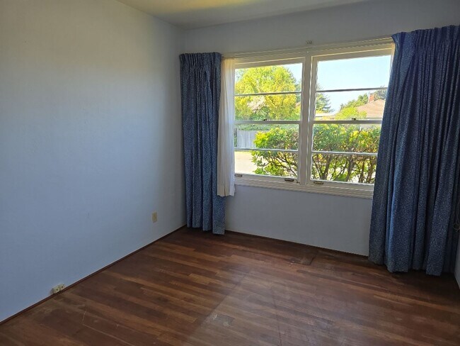 Building Photo - Spacious 4-bedroom family home features ga...