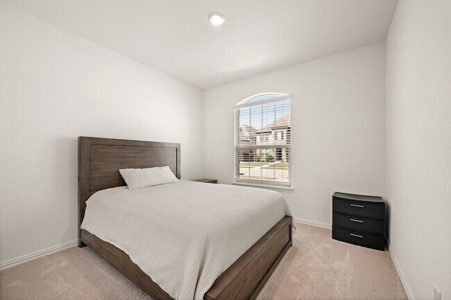 Building Photo - 1216 W Yarrow Ave