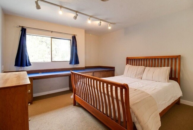 Building Photo - Fantastic 3-Bdr Home with Private Airport Access!