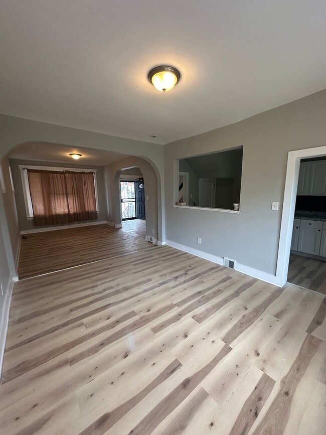 Building Photo - Beautifully Renovated 3-Bedroom Twin Home ...