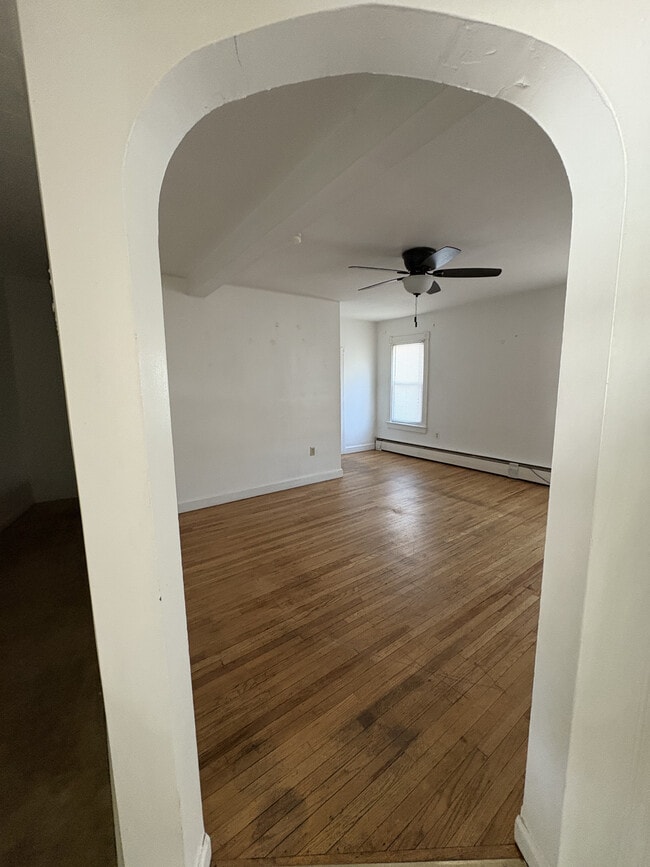 Building Photo - 133 Monroe St