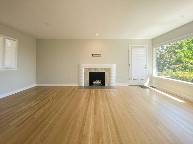 Building Photo - Stunning Mid-Century Home with Spectacular Southerly Views in Sought-After Terwilliger Heights!